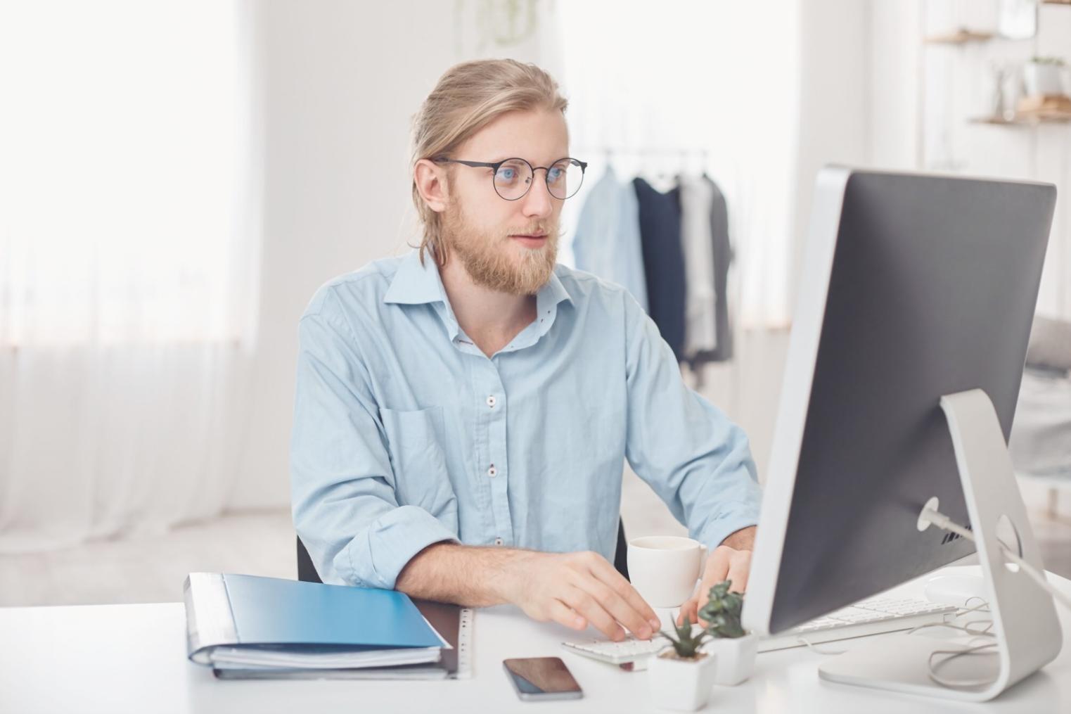 Modernes Game Design Studio mit mehreren Arbeitsplätzen