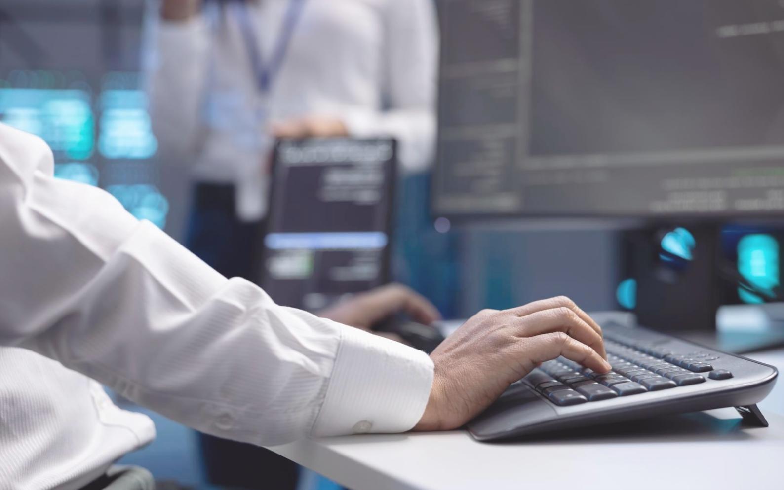 Professioneller 3D-Entwicklungsarbeitsplatz mit mehreren Monitoren und High-End-Hardware