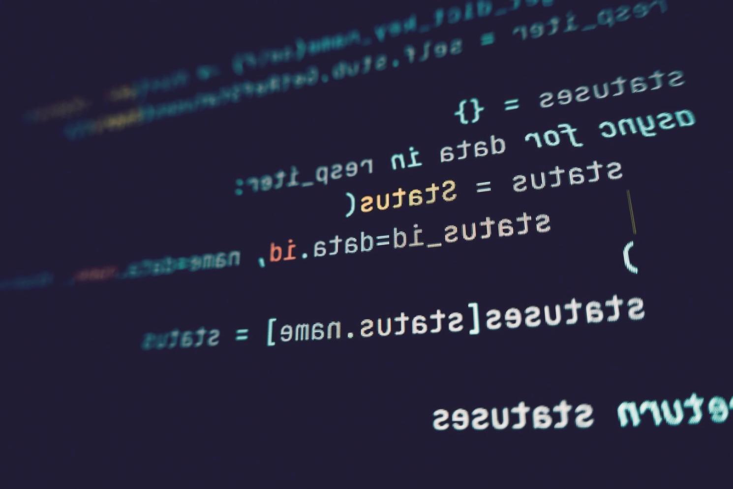 3D Level Design Arbeitsplatz mit mehreren Monitoren und Entwicklungstools