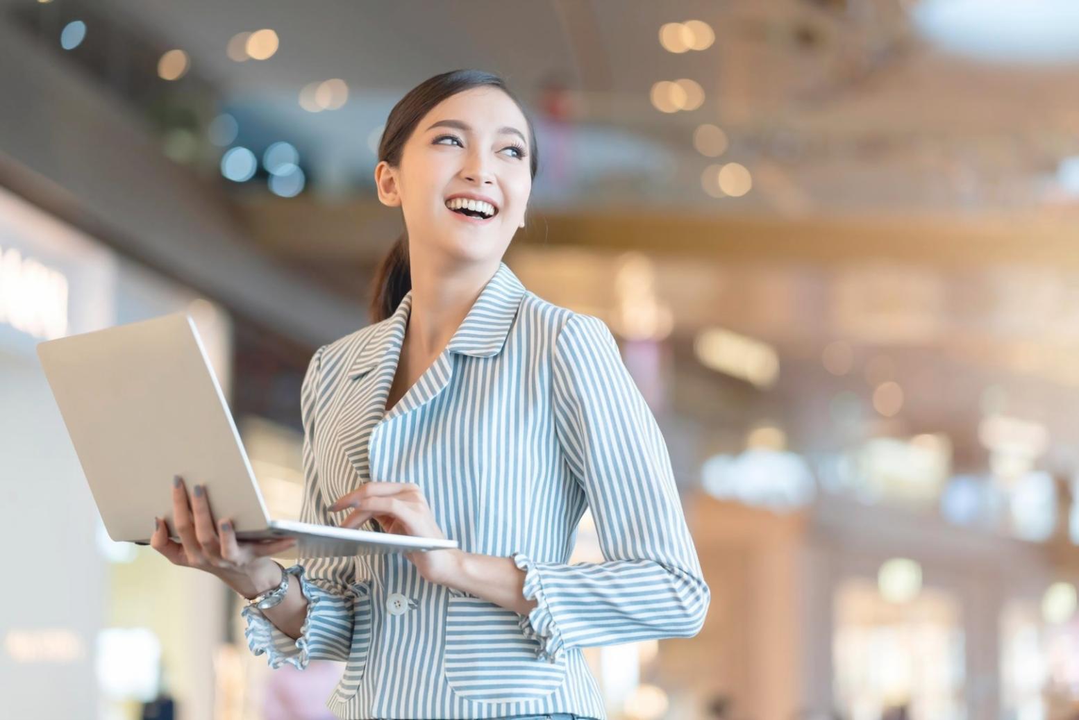 Teilnehmer arbeiten konzentriert an 3D Level Design Projekten